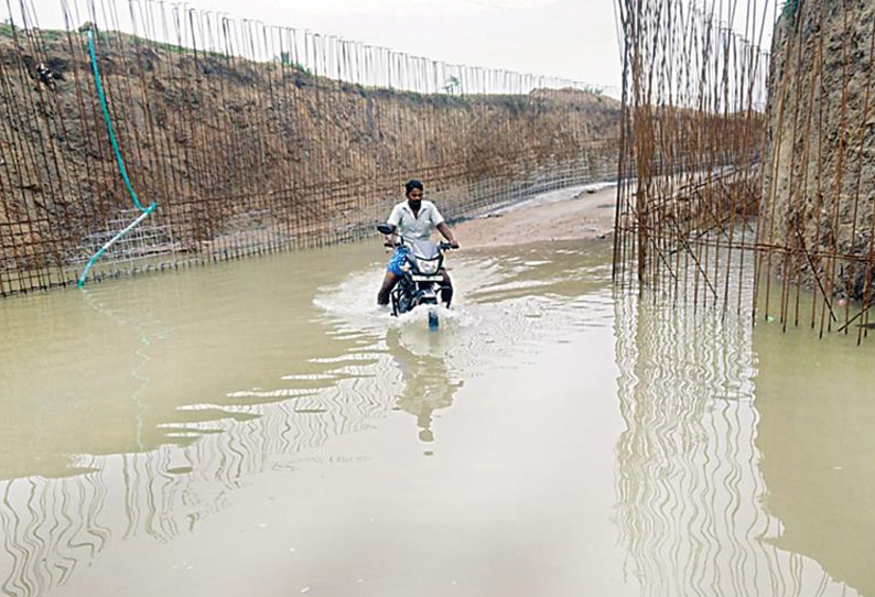 கொத்தமங்கலம் ரெயில்வே சுரங்கப்பாதையில் தேங்கி நிற்கும் மழைநீரால் போக்குவரத்து துண்டிப்பு - 6 கிராம மக்கள் அவதி