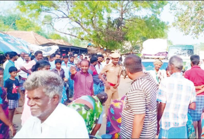 புதுக்கோட்டை மாவட்டத்தில் 2 இடங்களில் மின்சாரம், குடிநீர் கேட்டு பொதுமக்கள் சாலை மறியல் புயல் பாதிப்பு இடங்களை அதிகாரிகள் பார்க்க வராததை கண்டித்து நடந்தது