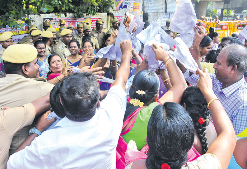 மத்திய அரசுக்கு இணையான ஊதியம் கோரி ஆரம்பப்பள்ளி ஆசிரியர்கள் போராட்டம் அரசாணை நகல்களை எரிக்க முயன்றதால் பரபரப்பு