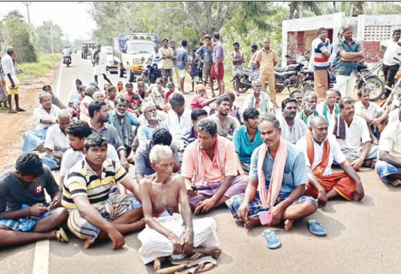 தஞ்சை அருகே கிராமமக்கள் சாலை மறியல் முறையாக கணக்கெடுப்பு நடத்த வலியுறுத்தல்