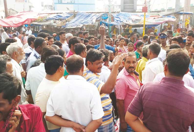 மணப்பாறையில் குடிநீர் கேட்டு காலிக்குடங்களுடன் பொதுமக்கள் சாலை மறியல்