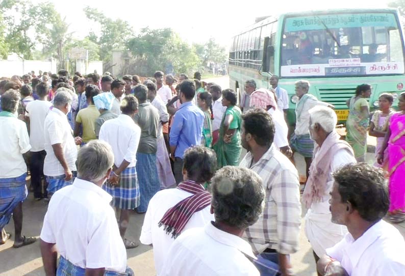 குடிநீர் கேட்டு காலிக்குடங்களுடன் பஸ்களை சிறைபிடித்து பொதுமக்கள் போராட்டம்