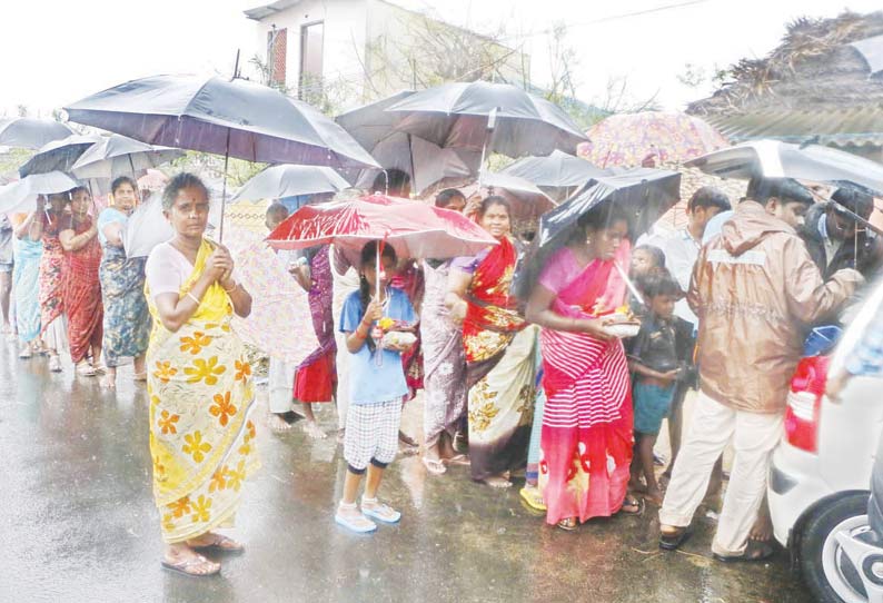 பரிதவிக்க வைத்த புயல், மிரட்டி வரும் மழை: டெல்டாவில், வீடுகளை இழந்த மக்களின் துயரம் நீடிக்கிறது