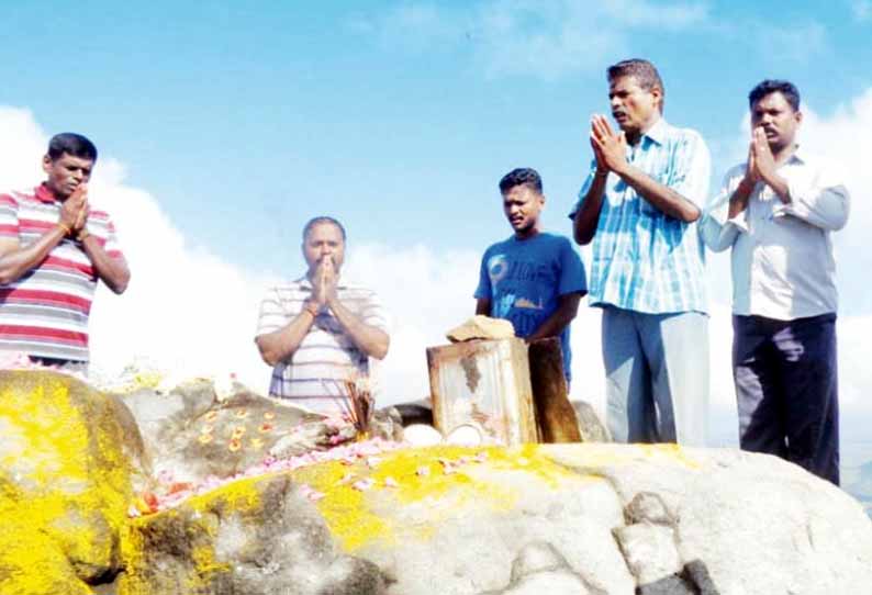 அசம்பாவித சம்பவங்கள் நடைபெறாமல் இருக்க மலை உச்சியில் போலீசார் சிறப்பு பூஜை அசம்பாவித சம்பவங்கள் நடைபெறாமல் இருக்க மலை உச்சியில் போலீசார் சிறப்பு பூஜை