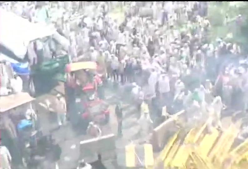 டெல்லி பாராளுமன்றம் நோக்கி விவசாயிகள் பேரணி; போலீஸ் தடியடி கண்ணீர் புகை குண்டு வீச்சு டெல்லி பாராளுமன்றம் நோக்கி விவசாயிகள் பேரணி; போலீஸ் தடியடி கண்ணீர் புகை குண்டு வீச்சு