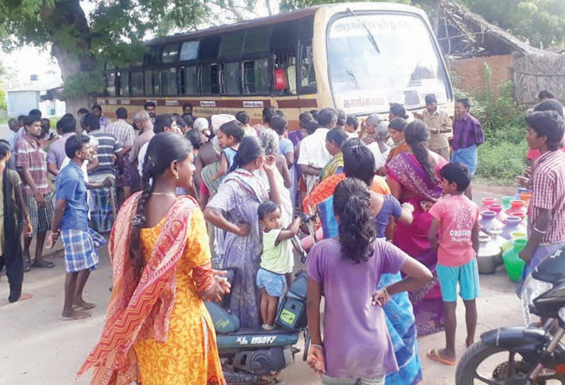 சென்னிமலை அருகே குடிநீர் வினியோகம் செய்யக்கோரி அரசு பஸ் சிறைபிடிப்பு