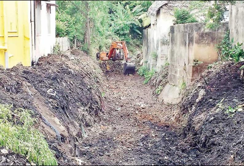 சீர்காழி அருகே பிறப்பென்னி வாய்க்கால் தூர்வாரும் பணி விவசாயிகள் மகிழ்ச்சி