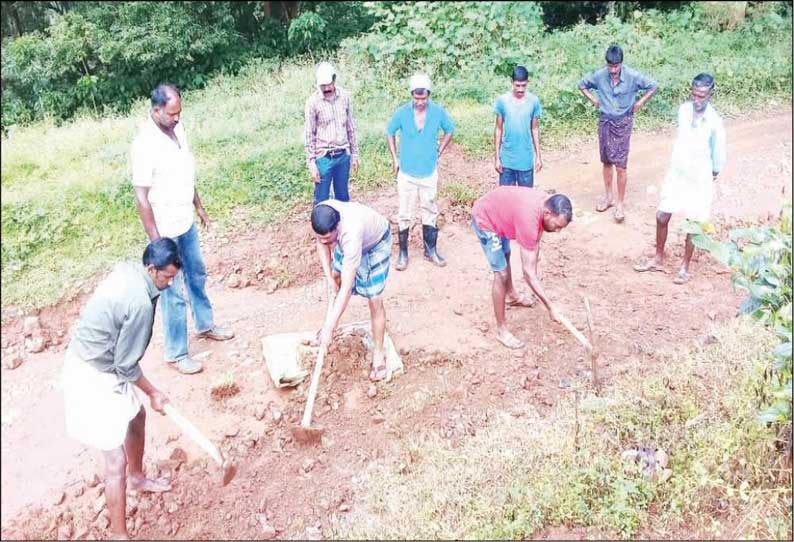 கூடலூர் அருகே பழுதான சாலையை சீரமைத்த பொதுமக்கள்