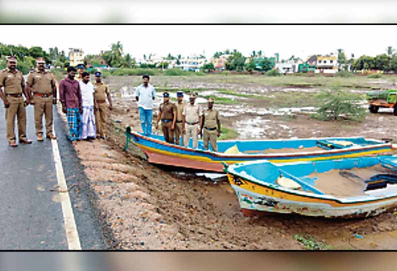 கொள்ளிடம் ஆற்றில் இருந்து படகுகளில் மணல் கடத்தல்