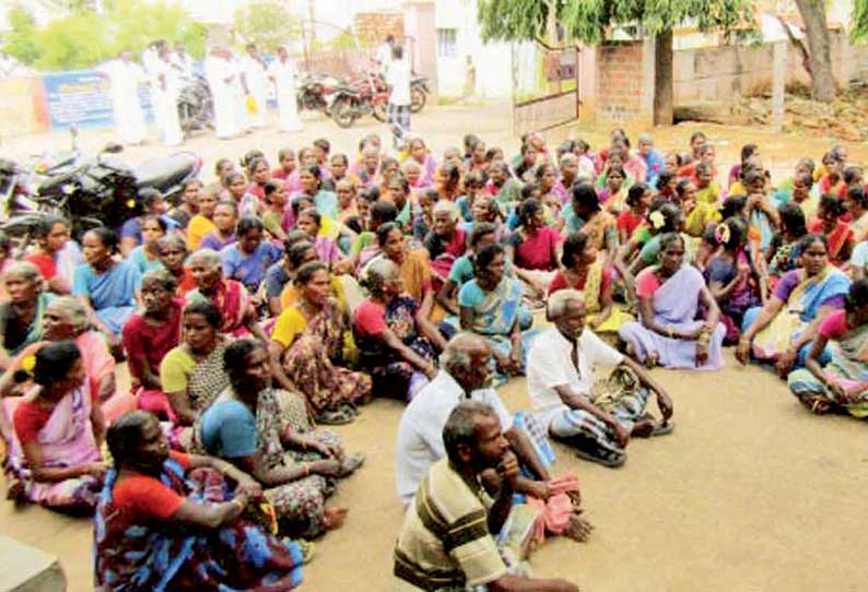 ஊராட்சி செயலாளர் பணியிட மாற்றத்துக்கு எதிர்ப்பு: ஒன்றிய அலுவலகத்தை முற்றுகையிட்டு கிராம மக்கள் போராட்டம்