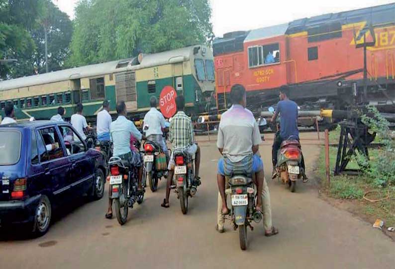 மானாமதுரை பஸ் நிலையம் அருகே அடிக்கடி மூடப்படும் ரெயில்வே கேட்டால் வாகன ஓட்டிகள் அவதி