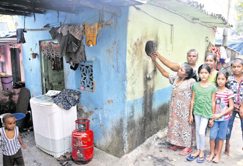 இளம்பெண்ணின் உறவினர் வீட்டில் தீயை கொளுத்தி போட்ட வாலிபர்