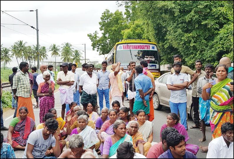 ஆட்டுப்பாக்கத்தில் ஊராட்சி செயலாளரை மாற்றக்கோரி பொதுமக்கள் திடீர் சாலை மறியல்