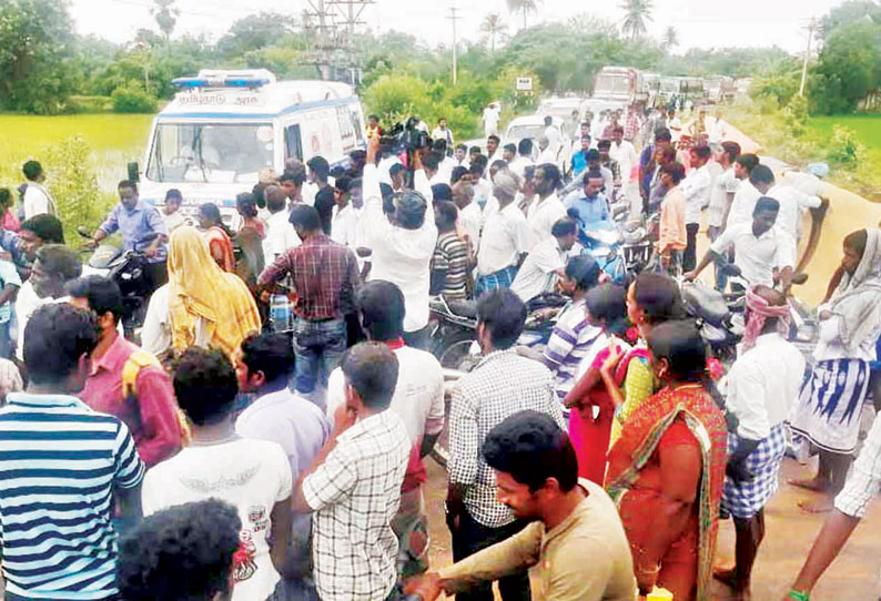 நெல் கொள்முதல் செய்யாததை கண்டித்து முளைத்த நெல்லை சாலையில் கொட்டி விவசாயிகள் மறியல்