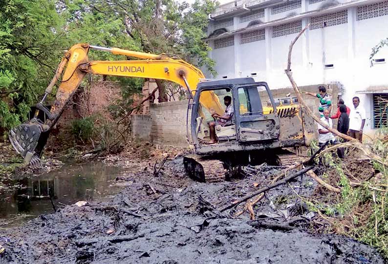 கழிவுநீர் செல்லும் பாதையில் இருந்த ஆக்கிரமிப்பு அகற்றம்; சிவகாசி நகராட்சி அதிகாரிகள் நடவடிக்கை