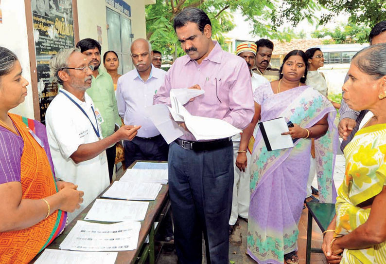 வாலாஜாபாத் தாலுகாவில் வாக்காளர் பட்டியல் சிறப்பு முகாம் கலெக்டர் ஆய்வு