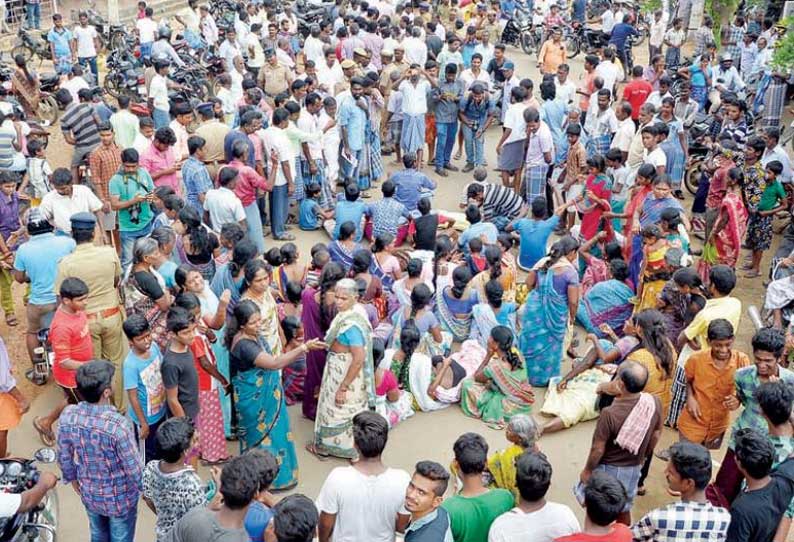 இடுவம்பாளையத்தில் வீடுகளுக்குள் புகுந்த மழை வெள்ளம்: கழிவுநீர் கால்வாய் அமைக்கக்கோரி பொதுமக்கள் சாலை மறியல்