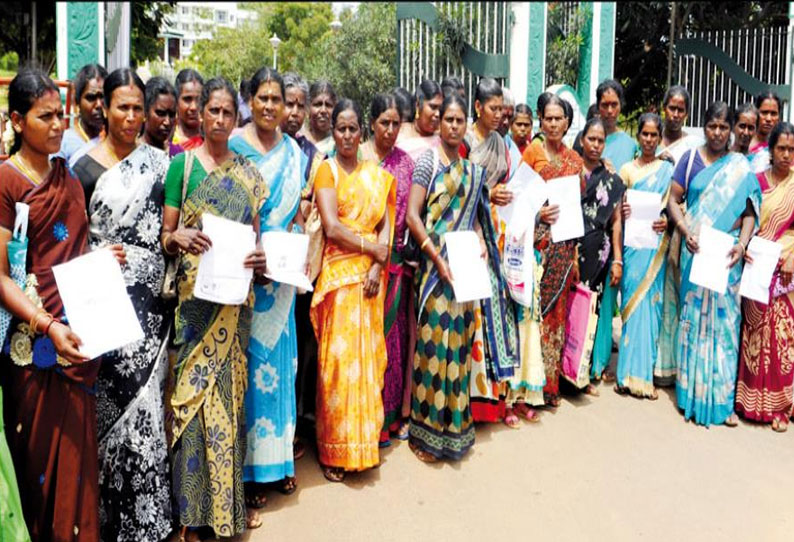 பொய் வழக்கில் கைது செய்யும் போலீசார்; கலெக்டர் அலுவலகத்தில் பொதுமக்கள் புகார்