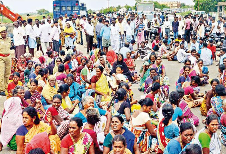 ரெயில்வே சுரங்கப்பாதையில் வெள்ளம் சூழ்ந்தது; கிராம மக்கள் சாலை மறியல்