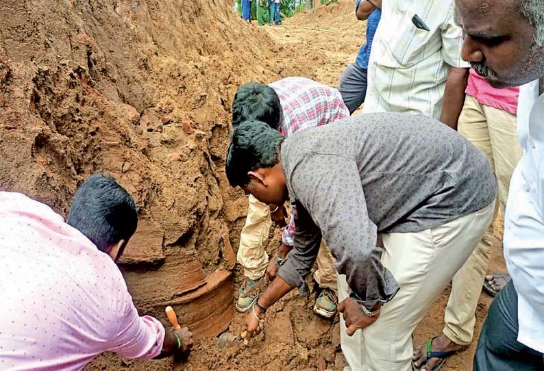 திருப்புவனம் அருகே 2,000 ஆண்டு பழமையான உறைகிணறு கண்டெடுப்பு