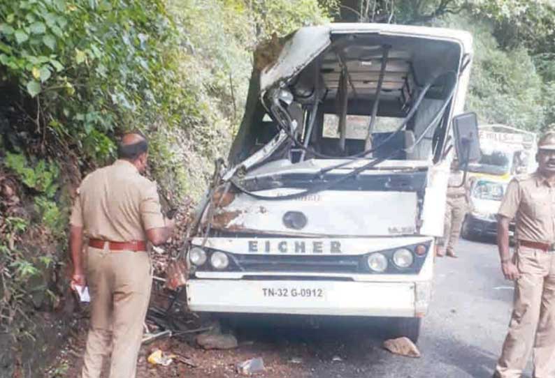 குன்னூர்– மேட்டுப்பாளையம் சாலையில் தாறுமாறாக ஓடிய போலீஸ் வேன் சுவரில் மோதியது; 2 பேர் காயம்