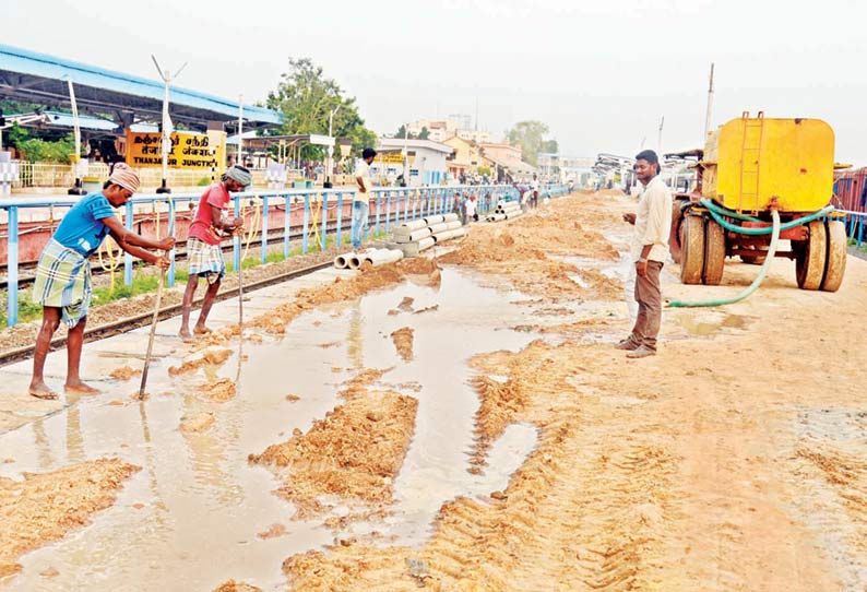 தஞ்சை ரெயில் நிலையத்தில், 4, 5-வது நடைமேடைகள் விரிவாக்கப்பணி மும்முரம் 300 மீட்டர் நீளத்திற்கு தண்டவாளமும் சீரமைப்பு