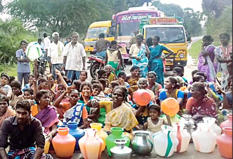 குடிநீர் வினியோகம் செய்யக்கோரி காலி குடங்களுடன் கிராம மக்கள் சாலை மறியல் விருத்தாசலம் அருகே பரபரப்பு