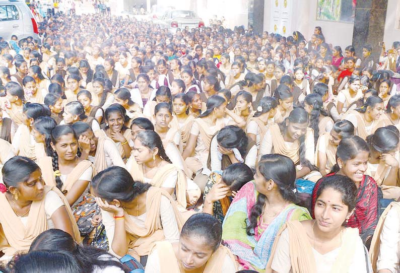 குமரி மாவட்டத்தில் 6 கல்லூரிகளில் மாணவ–மாணவிகள் உள்ளிருப்பு போராட்டம்