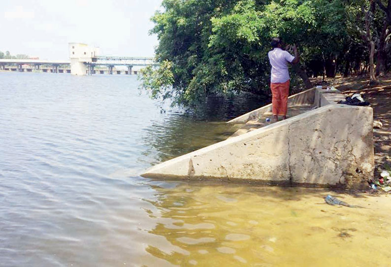 ஆத்தூரில் தாமிரபரணி ஆற்றில் மூழ்கி பள்ளிக்கூட மாணவன் சாவு மகாபுஷ்கர விழாவில் நீராடியபோது பரிதாபம்