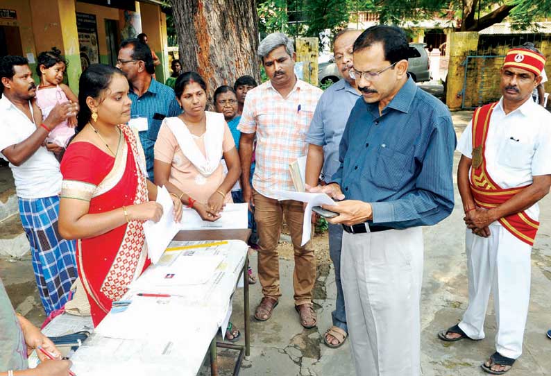 திருப்பூர் பகுதிகளில் வாக்காளர் பெயர் சேர்த்தல் சிறப்பு முகாம்; கலெக்டர் ஆய்வு