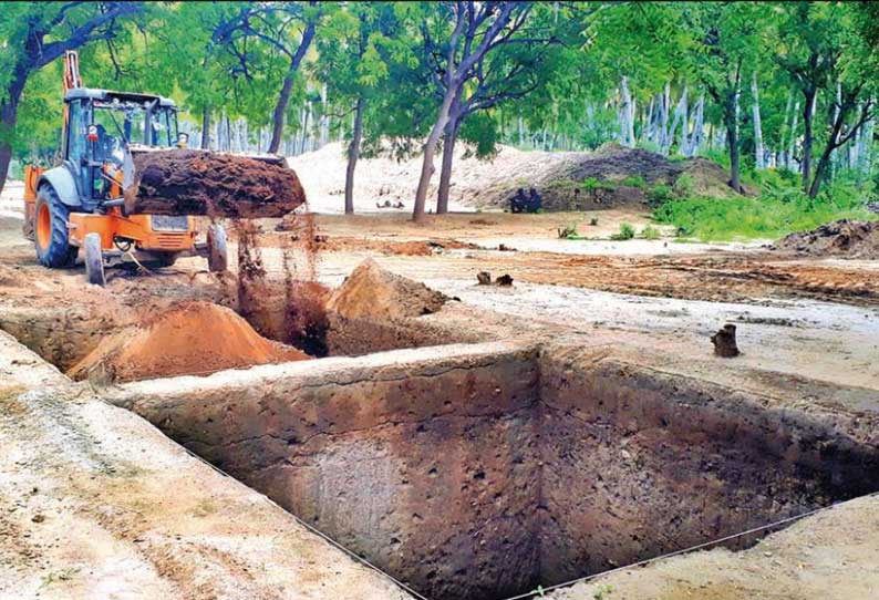 கீழடியில் அகழாய்வுக்காக தோண்டிய குழிகளை மூடும் பணி