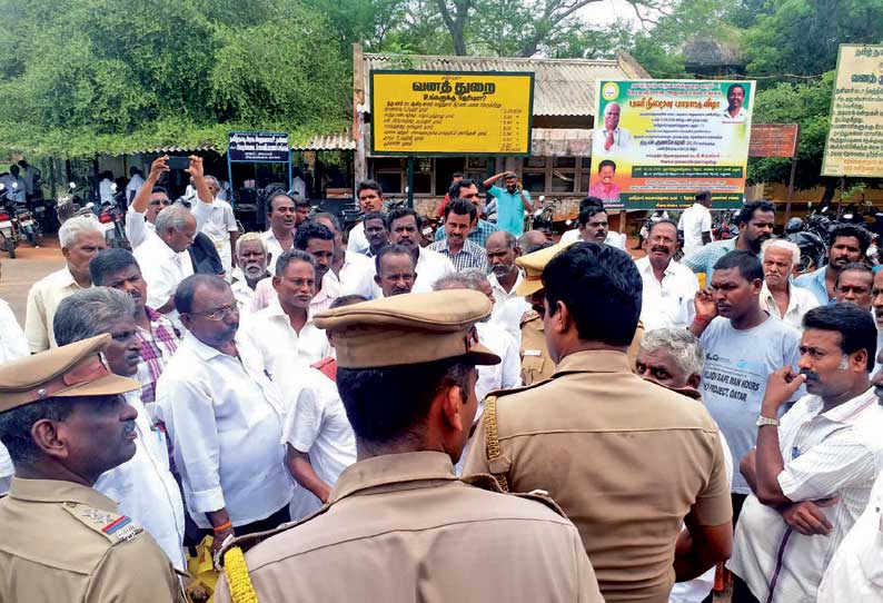 சிவகங்கை கலெக்டர் அலுவலகம் முன்பு ரே‌ஷன்கடை ஊழியர்கள் ஆர்ப்பாட்டம்