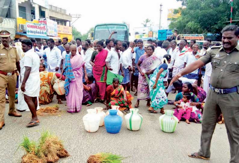 கீழவளவு பகுதிக்கு தண்ணீர் திறக்காததை கண்டித்து விவசாயிகள் சாலை மறியல்