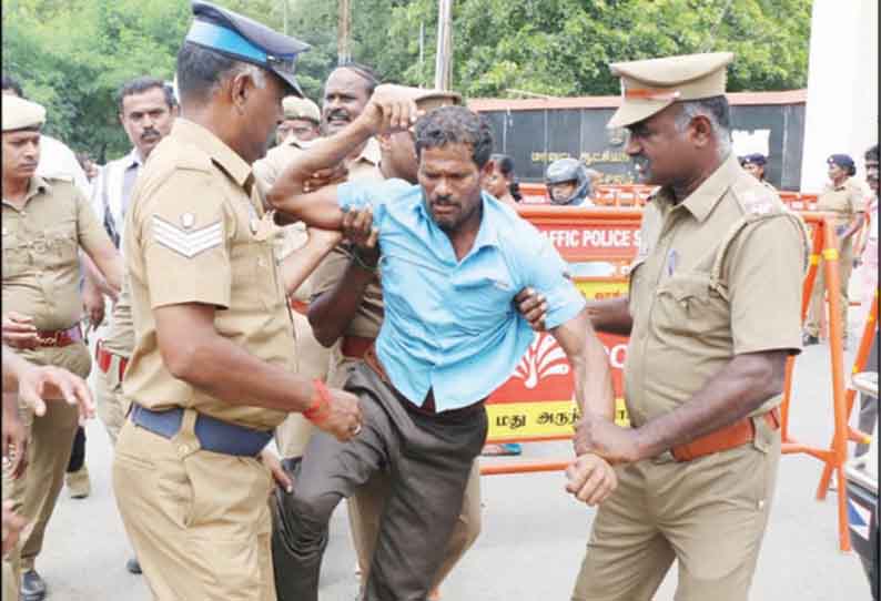 சேலம் கலெக்டர் அலுவலகத்துக்கு மண்எண்ணெய் பாட்டிலுடன் மனு கொடுக்க வந்த விவசாயி