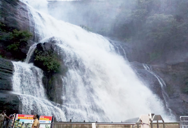 மேற்கு தொடர்ச்சி மலை பகுதியில் பலத்த மழை: குற்றாலம் அருவிகளில் சுற்றுலா பயணிகள் குளிக்க தடை மின்னல் தாக்கி 2 பேர் படுகாயம்