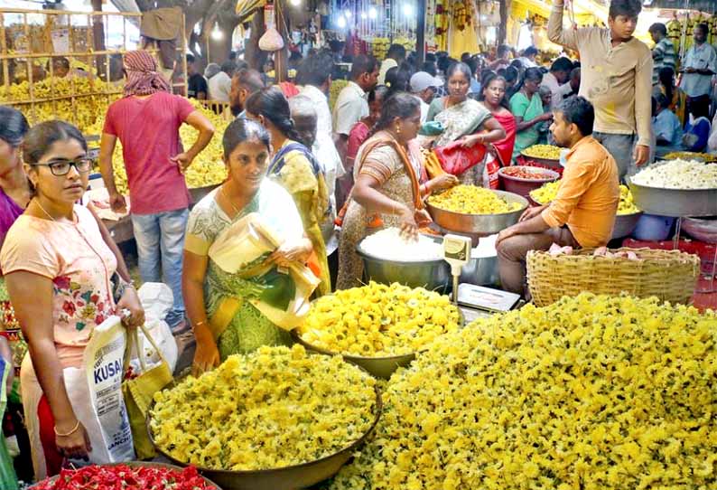 ஆயுத பூஜையையொட்டி கோவையில் பூக்கள், பழங்கள் விலை உயர்வு