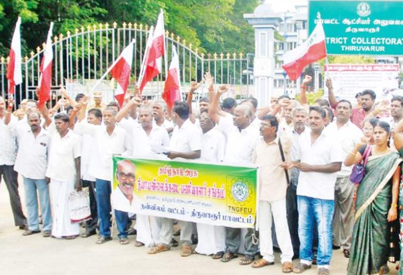 திருவாரூர் கலெக்டர் அலுவலகம் முன்பு ரேஷன் கடை பணியாளர்கள் போராட்டம் பெண்கள் உள்பட 65 பேர் கைது