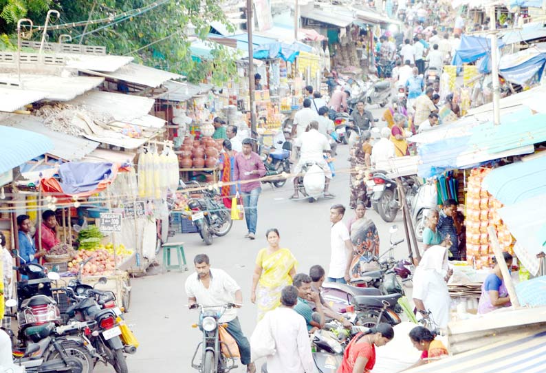 ஆயுத பூஜையையொட்டி பொருட்கள் வாங்க கரூர் கடைவீதியில் அலைமோதிய மக்கள் கூட்டம்