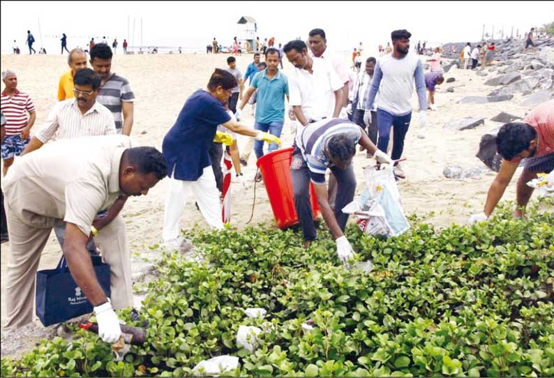 புதுவை கடற்கரையில் தூய்மைப்பணி; கவர்னர் கிரண்பெடி பங்கேற்பு