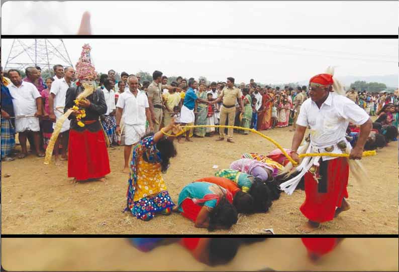 தா.பேட்டை அருகே அச்சப்பன் கோவில் விழாவில் பெண்களை சாட்டையால் அடித்து பேய் விரட்டும் வினோத வழிபாடு