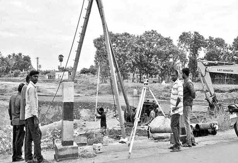 ஊத்துக்கோட்டையில் ஆரணி ஆற்றின் குறுக்கே மேம்பாலம் அமைக்கும் பணி தொடக்கம்