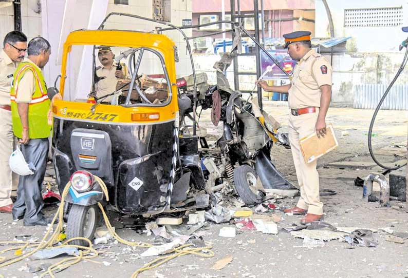 பெட்ரோல் ‘பங்க்’ கில் பயங்கரம்; கியாஸ் நிரப்பிய போது சிலிண்டர் வெடித்து ஆட்டோ நொறுங்கியது