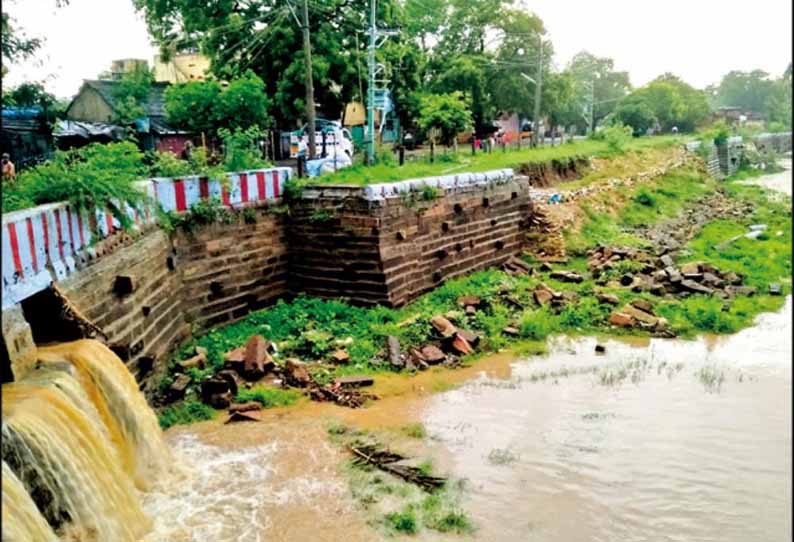 வீடுகளுக்குள் மழை நீர் புகுந்தது: ஆக்கிரமிப்பை அகற்றக்கோரி மறியல்