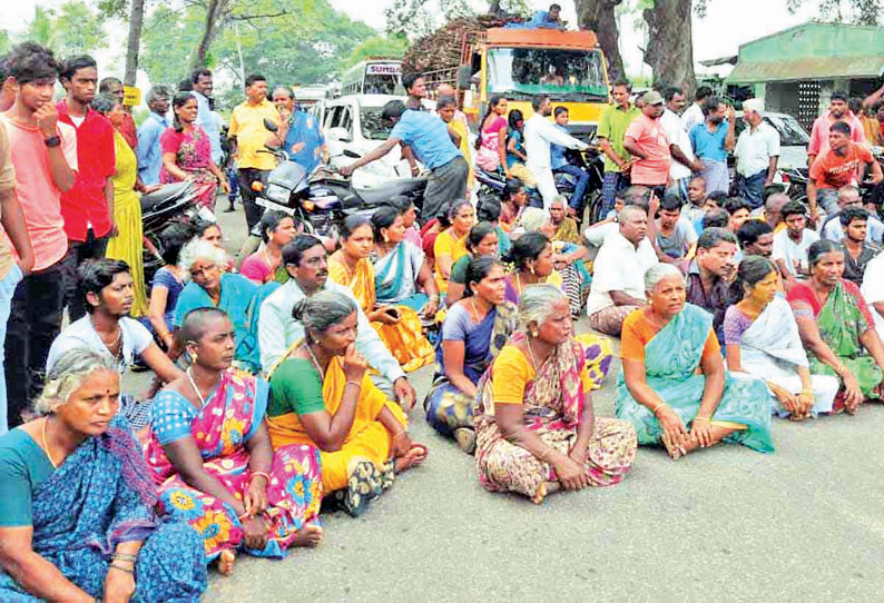 ஊத்துக்கோட்டை அருகே சுடுகாடு வழியாக லாரிகள் இயக்கப்படுவதை கண்டித்து பொதுமக்கள் மறியல்