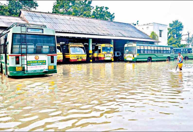 விருதுநகரில் கொட்டித்தீர்த்த மழை: பணிமனையில் தண்ணீர் தேங்கியதால் அரசு பஸ்கள் முடக்கம்