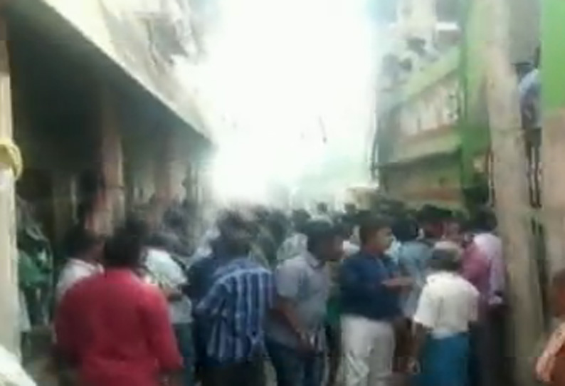 காஞ்சீபுரத்தில் நாட்டு வெடிகள் வெடித்து சிதறியதில் 3 பேர் உயிரிழப்பு