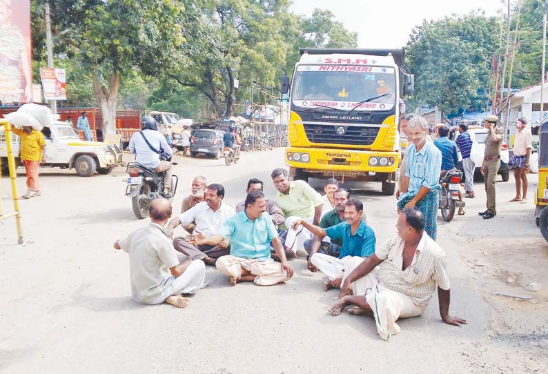 கனரக வாகனங்களை மாற்று பாதையில் இயக்கக்கோரி தோவாளையில் தி.மு.க.வினர் சாலை மறியல்