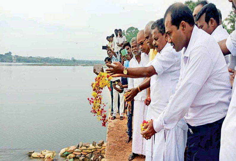 வைகை தண்ணீரை கண்மாய்களில் சேமித்து வைக்க நடவடிக்கை; அதிகாரிகளுக்கு, அமைச்சர் பாஸ்கரன் அறிவுறுத்தல்