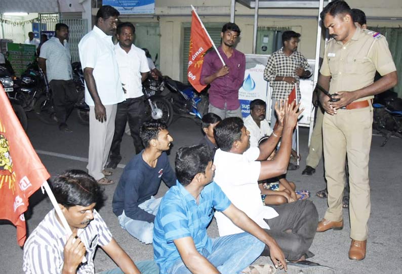 குப்பைகளை அகற்ற கோரி நாம் தமிழர் கட்சியினர் மறியல் போக்குவரத்து பாதிப்பு