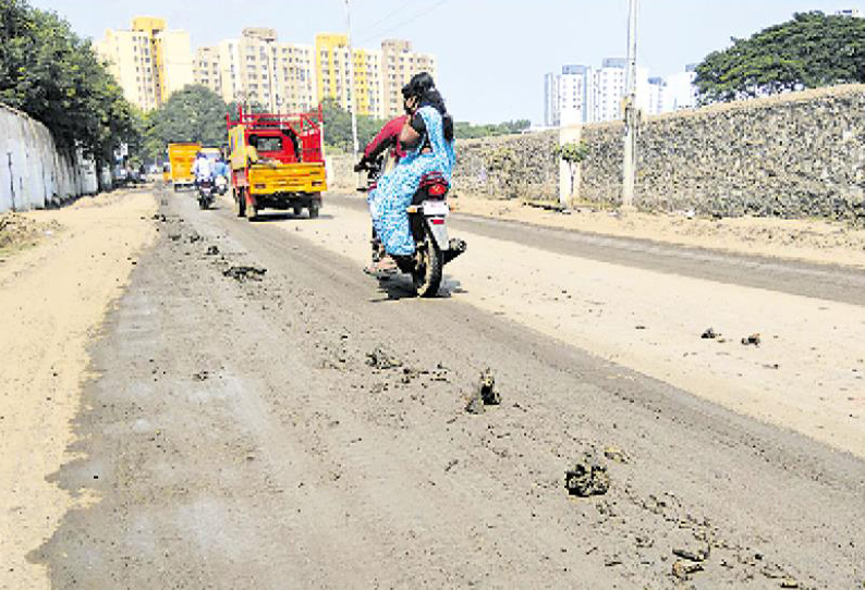 புளியந்தோப்பில் சாலையில் மணல் கழிவுகள்; வாகன ஓட்டிகள் அவதி சீரமைக்க பொதுமக்கள் கோரிக்கை